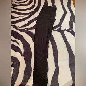 Workout leggings with scrunch butt